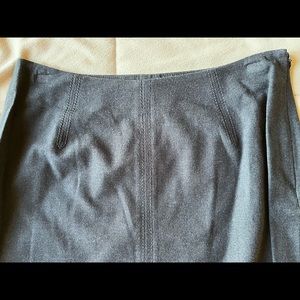 Women’s DKNY size 6 long black pencil skirt. Classic Style. Great condition.